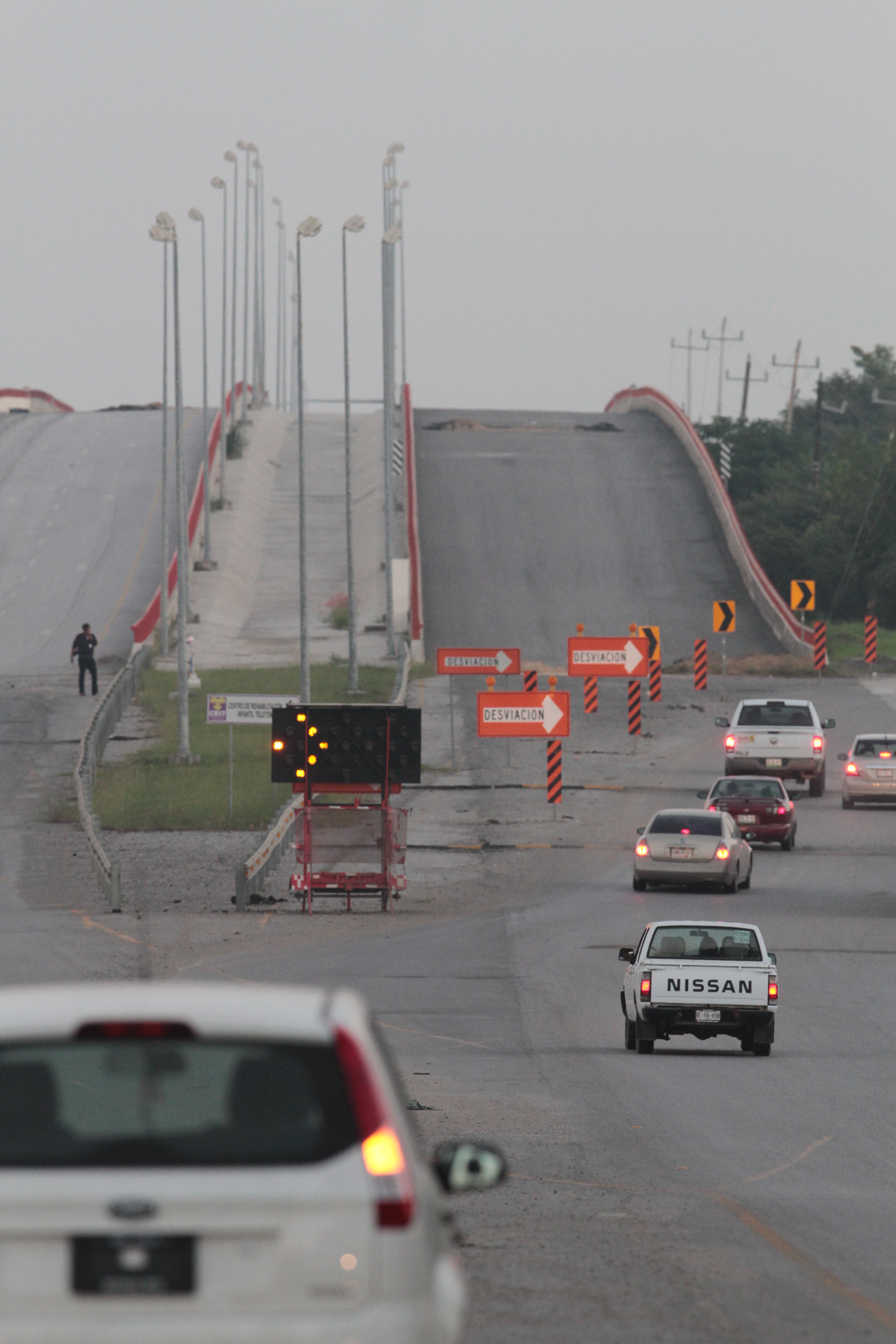 10 millones de pesos deberá cubrir la constructora del puente .