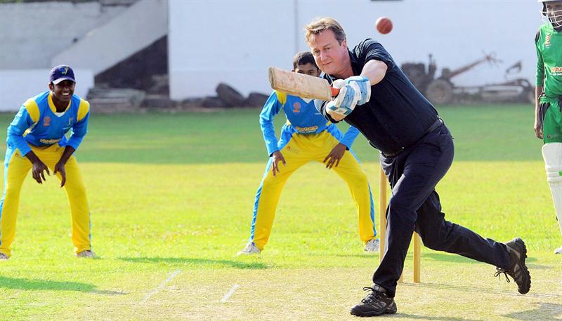 Cameron, durante un partido de cricket en Colombo en su reciente visita a Sri Lanka
