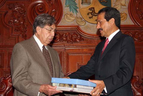 Cuauhtémoc Cárdenas y Alfonso Esparza Ortiz en el Salón Barroco.