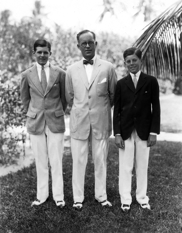 Joseph P. Kennedy con sus hijos Joseph P. Kennedy, Jr. (izquierda) y John F. Kennedy (derecha) en Palm Beach, Florida en 1931.
