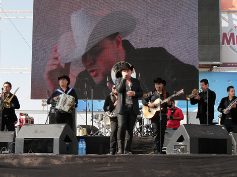 Miguel Galindo y su banda dejó todo en el escenario.