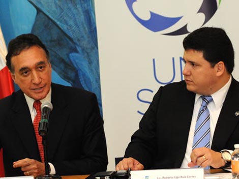 El ex alcalde de San Antonio, Texas, Henry Cisneros y Ugo Ruiz Cortés, alcalde de San Pedro Garza García.