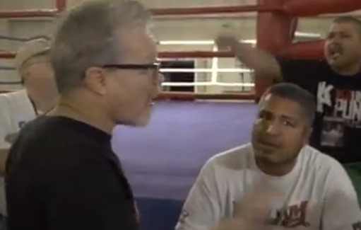 Alex Ariza pateó a Freddie Roach