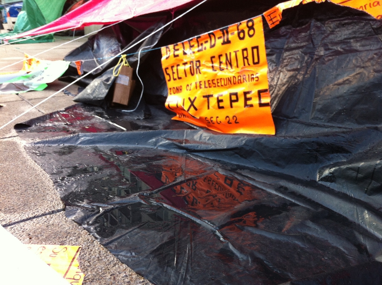 El campamento de la CNTE anameció con encharcamientos debido a la fuerte lluvia nocturna
