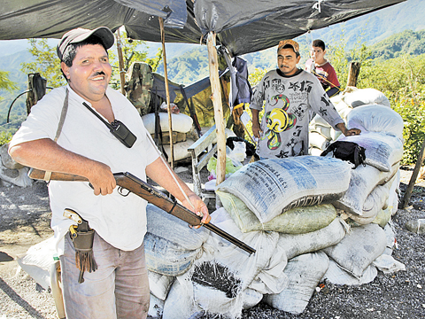 Comuneros de Huizontla, Michoacán, exigieron a las autoridades frenar la ola delictiva en la región. 
