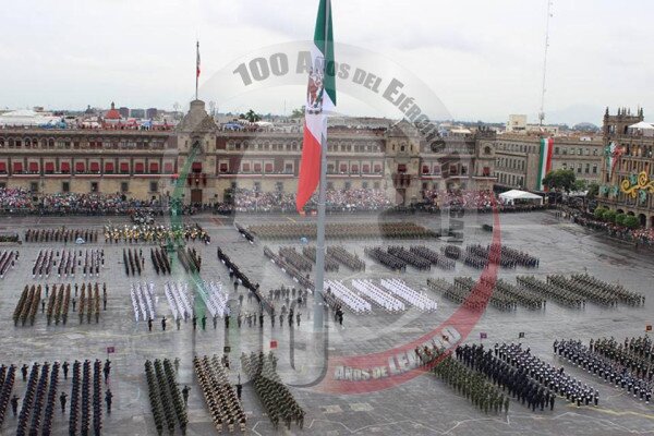 Durante el evento con motivo del 103 aniversario de la Revolución Mexicana en el Zócalo capitalino