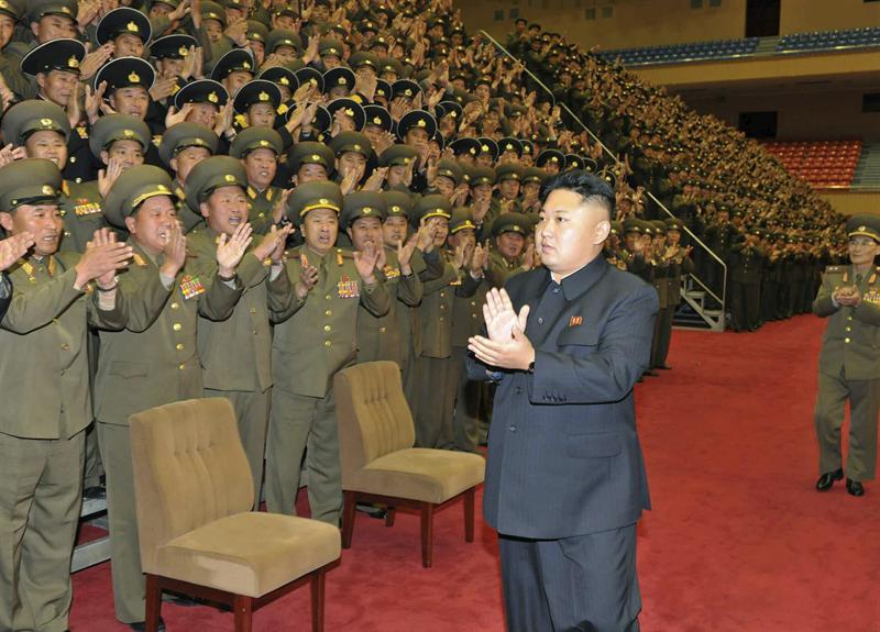 El líder norcoreano, Kim Jong-un, durante un reciente encuentro con militares 