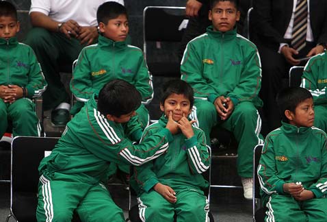 Los Niños Triquis en su reciente visita a los Pinos.