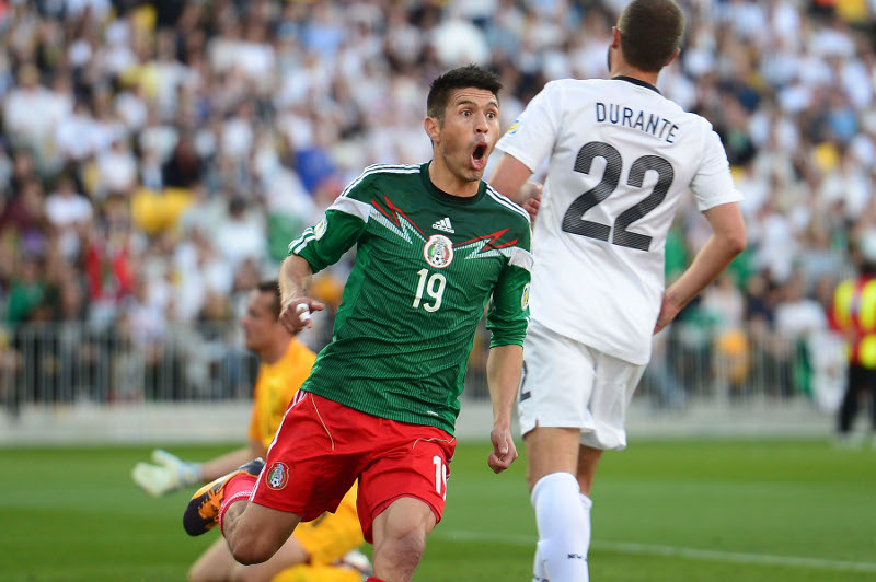 Oribe Peralta festeja uno de sus goles 