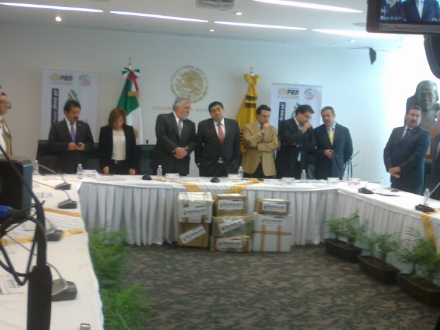 Presenta PRD firmas para realizar consulta sobre la reforma energética.