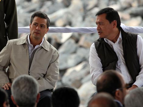 El presidente Peña con el secretario de Gobernación, Miguel Ángel Osorio Chong.