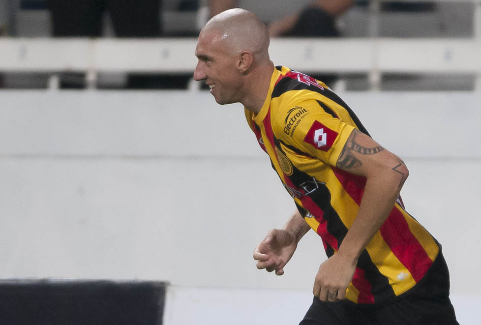 Rodrigo Follé dejó su posición de lateral izquierdo y se sumó al ataque y recibió el balón dentro del área y llegó el gol.