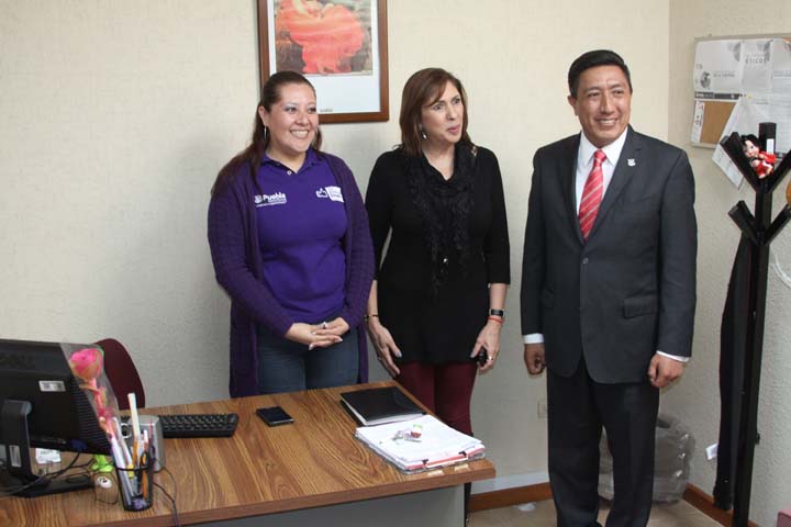 Cecilia Espino y Amadeo Lara en la Unidad de Atención a la Violencia Familiar y Género.