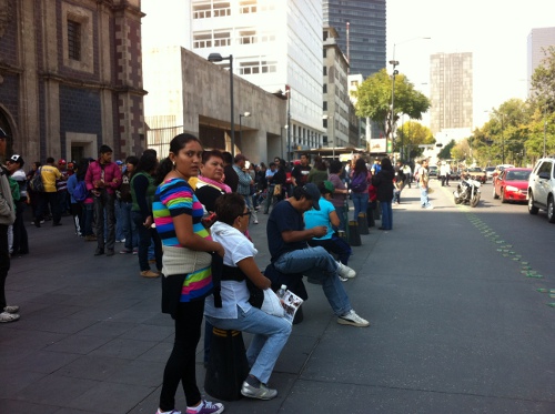 La CNTE comienza a reunirse frente al Hemiciclo a Juárez para realizar un mitin.