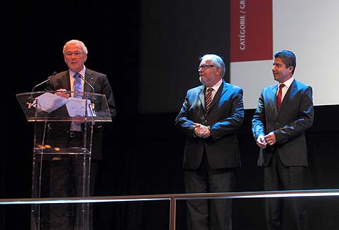 Denis Ricard, director de la OCPM anunciando la entrega del premio de video.