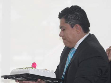 El diputado Héctor Briones entregó el pastel al secretario de Obras Públicas.