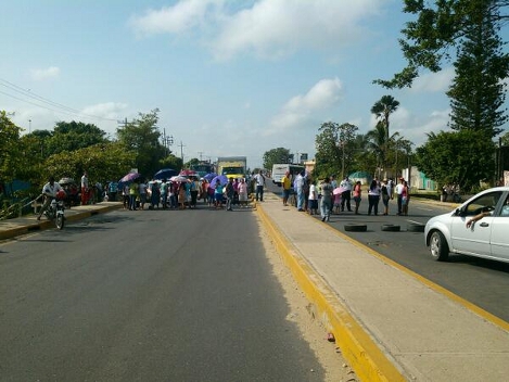Los inconformes se plantaron en el puente Calzadas en demandan obras, servicio y mayor seguridad.
