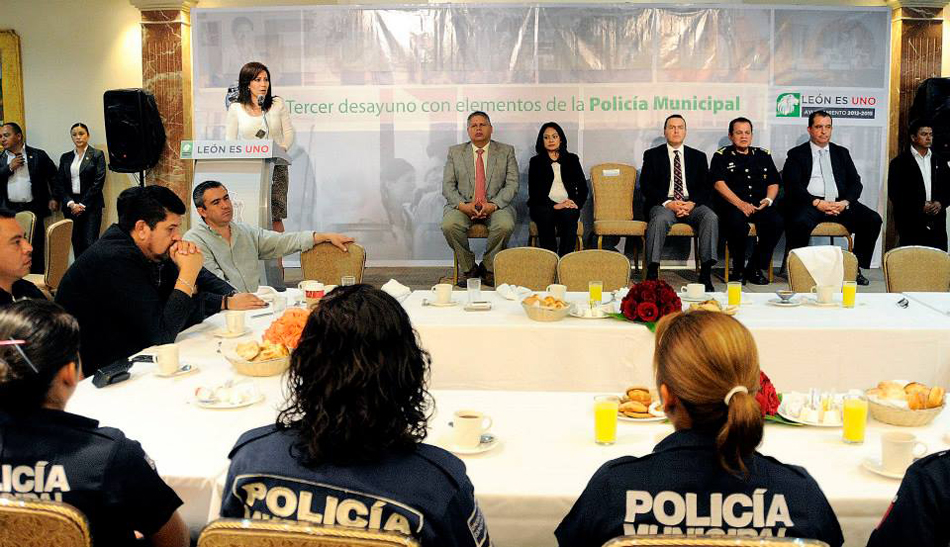 La alcaldesa reconoció la labor de la Policía Municipal.