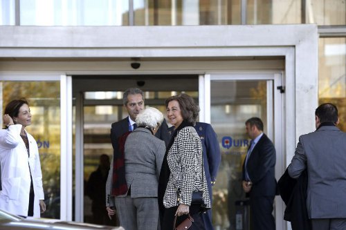 La reina Sofía entrando a la clínica Quirón de Madrid, donde fue operado el rey de España.