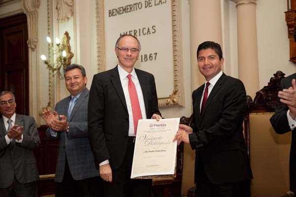 Eduardo Rivera entrega Visitante Distinguido al investigador Paolo Giubellino.