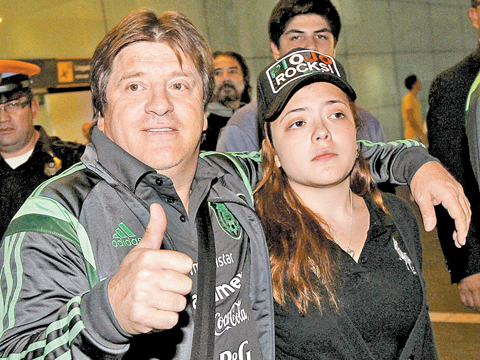 Miguel Herrera, con su hija, a su arribo al aeropuerto capitalino. 
