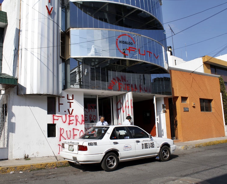 Pintas, incendio, vidrios rotos y robo en oficinas de transportistas.