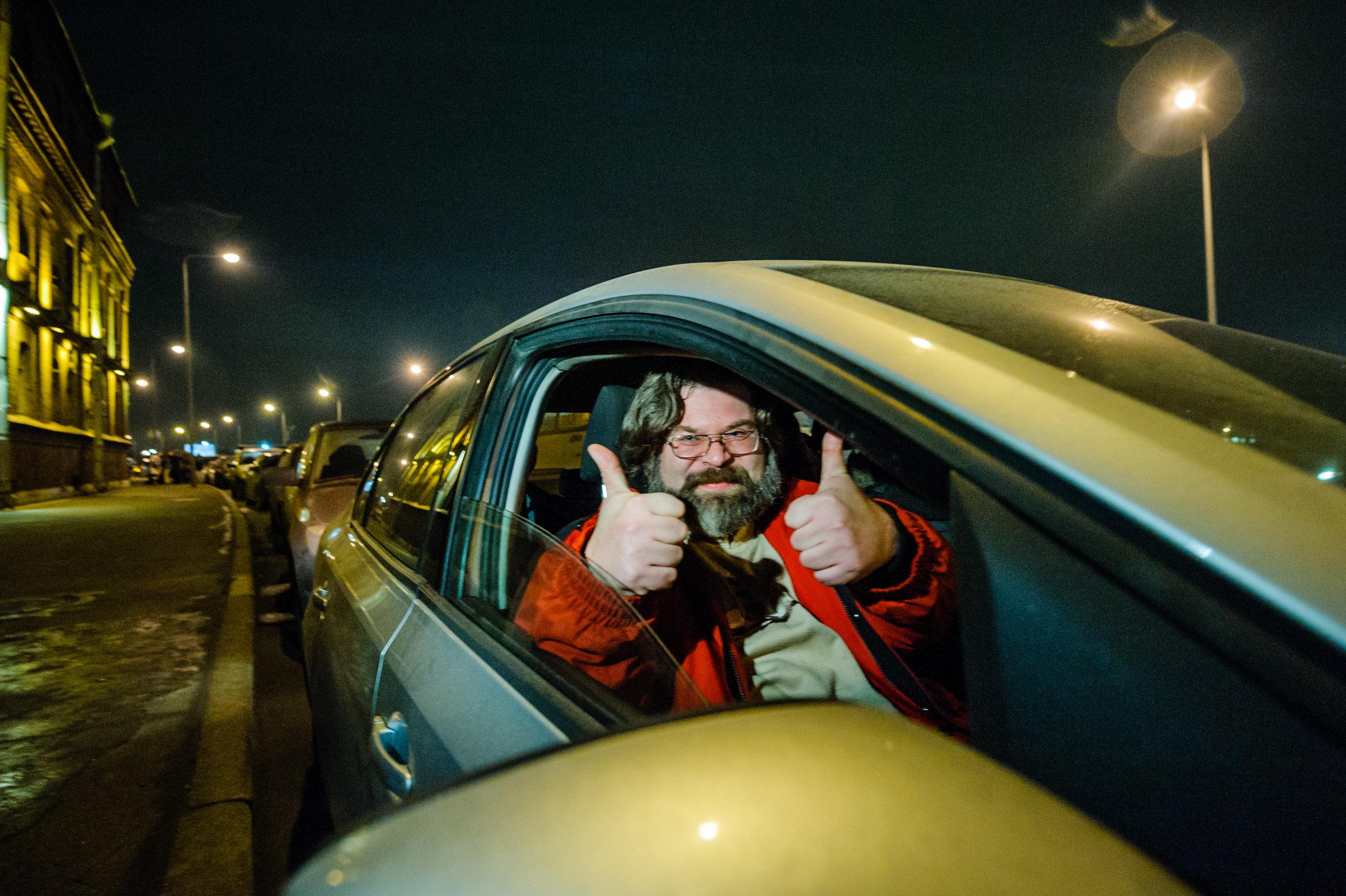Roman Dolgov, activista ruso de Greenpeace, muestra su alegría tras ser liberado del centro de detención SIZO 1 en San Petersburgo