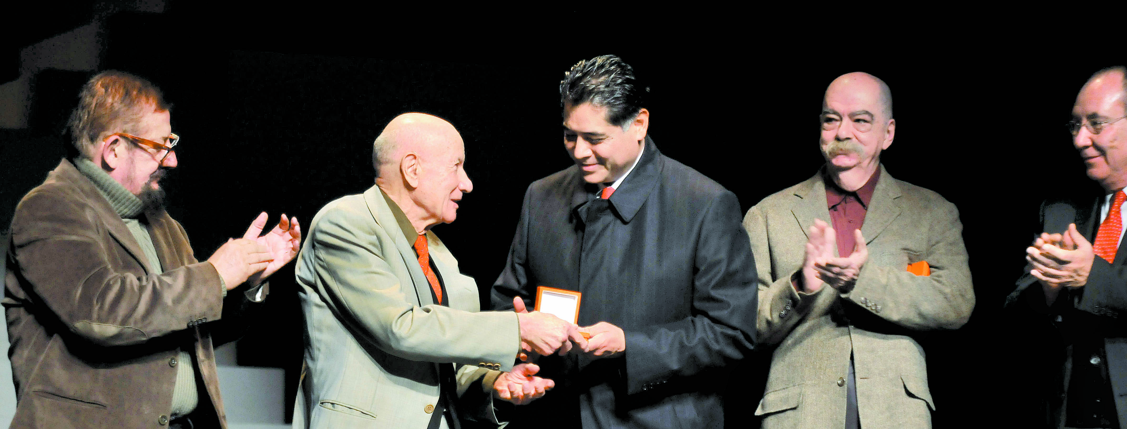 Tocó al gobernador Jorge Herrera Caldera (al centro) entregar la medalla Xavier Villaurrutia.