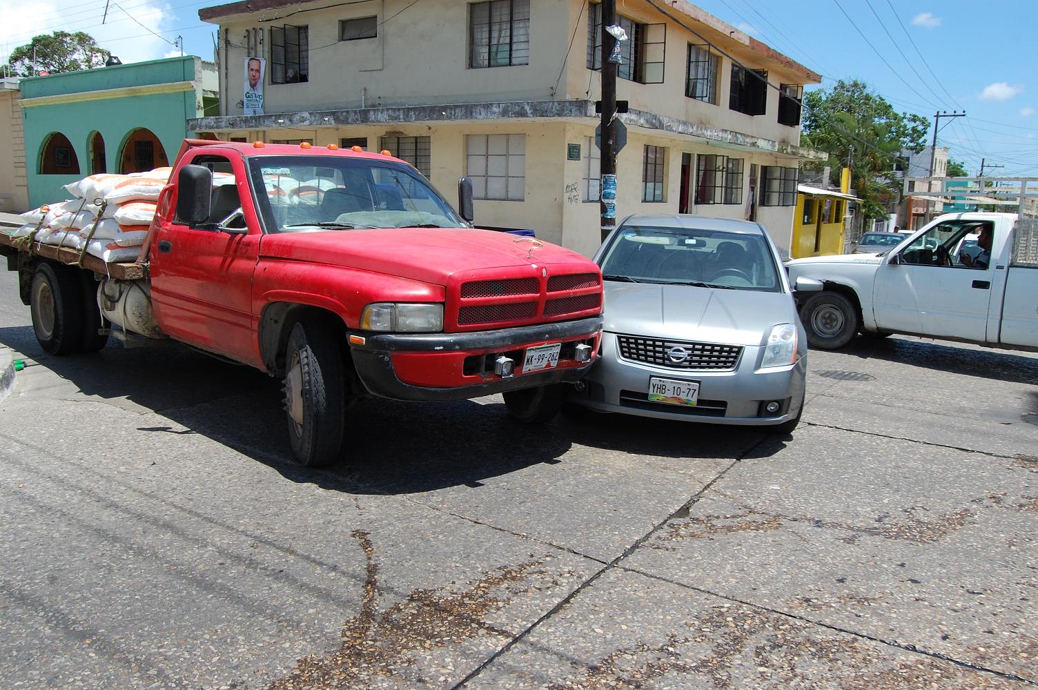 Aseguradoras tardan en llegar al lugar del accidente vehicular.