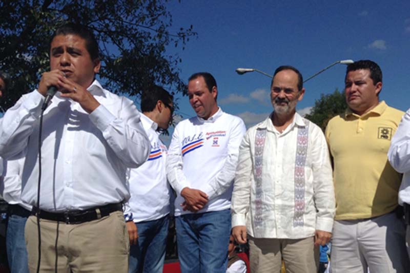 El líder estatal del PAN, Sergio González con súplica que su candidato a la alcaldía de Apetatitlán, Valentín Gutiérrez gane el próximo ocho de diciem