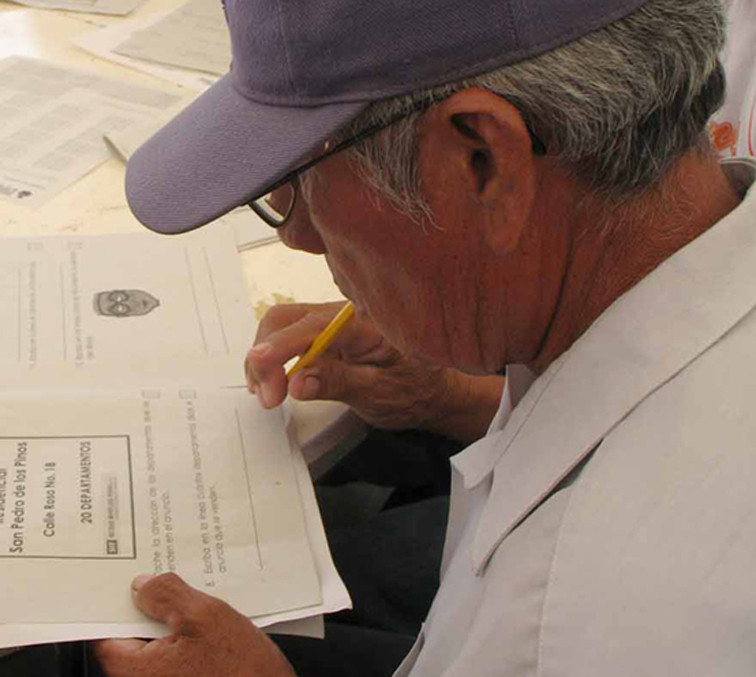 Un adulto mayor de caminar cansado. 