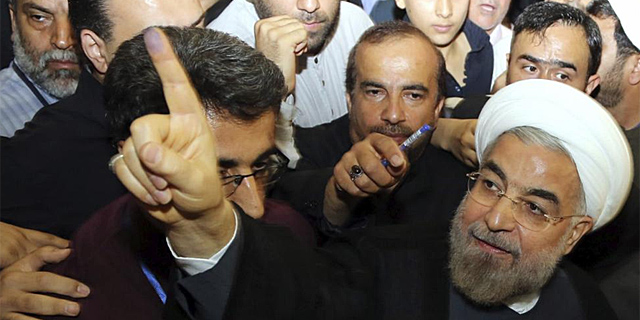 Hasan Rohani (d), presidente de Irán, la noche de su victoria electoral el pasado 14 de junio