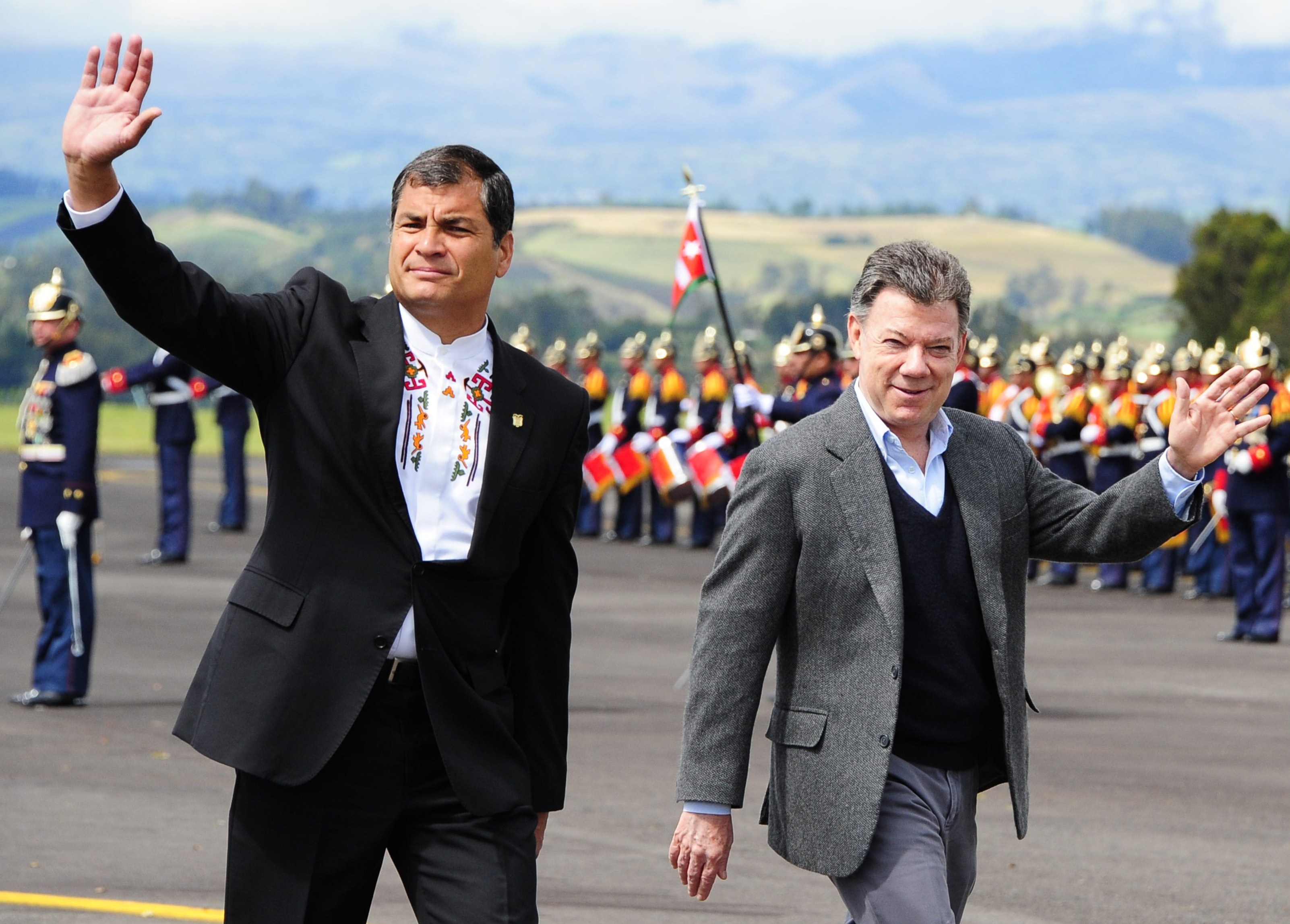 Juan Manuel Santos (d) y Rafael Correa (i) saludan en el aeropuerto de Ipiales