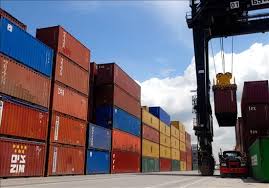 La balanza de pagos registra las importaciones y exportaciones. 