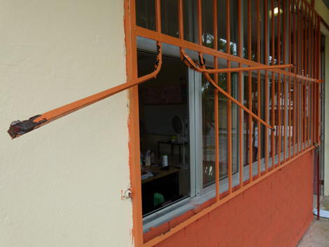 Los ladrones forzaron las protecciones para introducirse a los salones