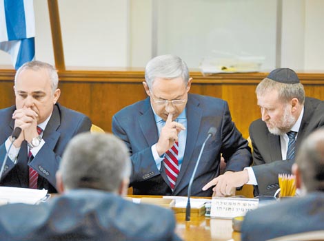  El primer ministro israelí Benjamin Netanyahu (centro) rechazó el acuerdo logrado por el grupo 5+1.
