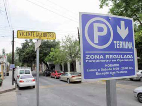 Pese a las protestas, hoy empieza la operación de los estacionómetros.