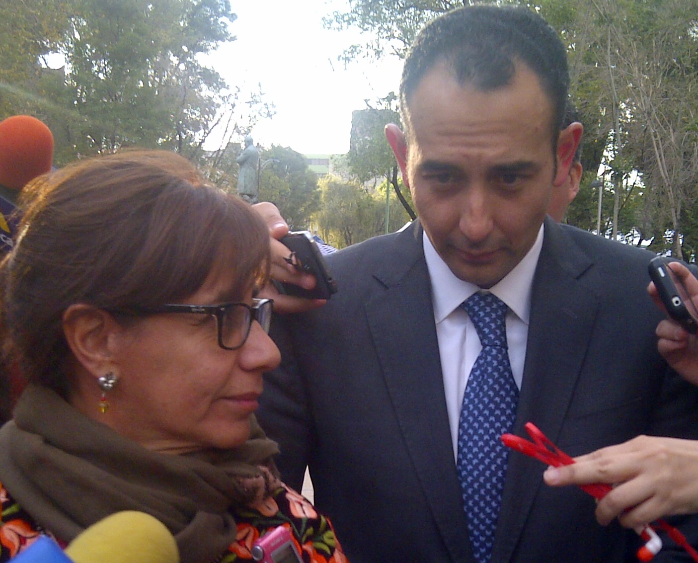 Senadores Luisa María Calderón y Roberto Gil en el exterior del Senado de la República