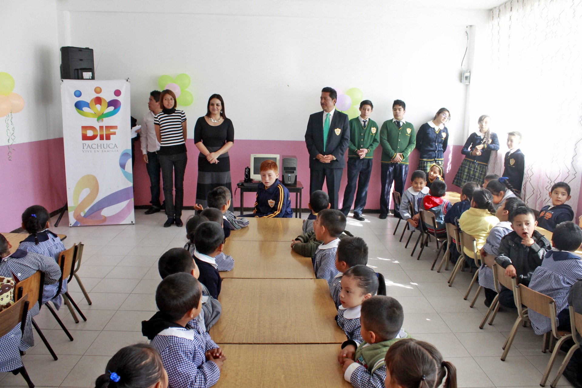 el Sistema DIF Pachuca que encabeza Gabriela Castañeda de García, recibió del Colegio Nuevo Hidalgo la donación de 100 butacas, 20 equipos de cómputo 