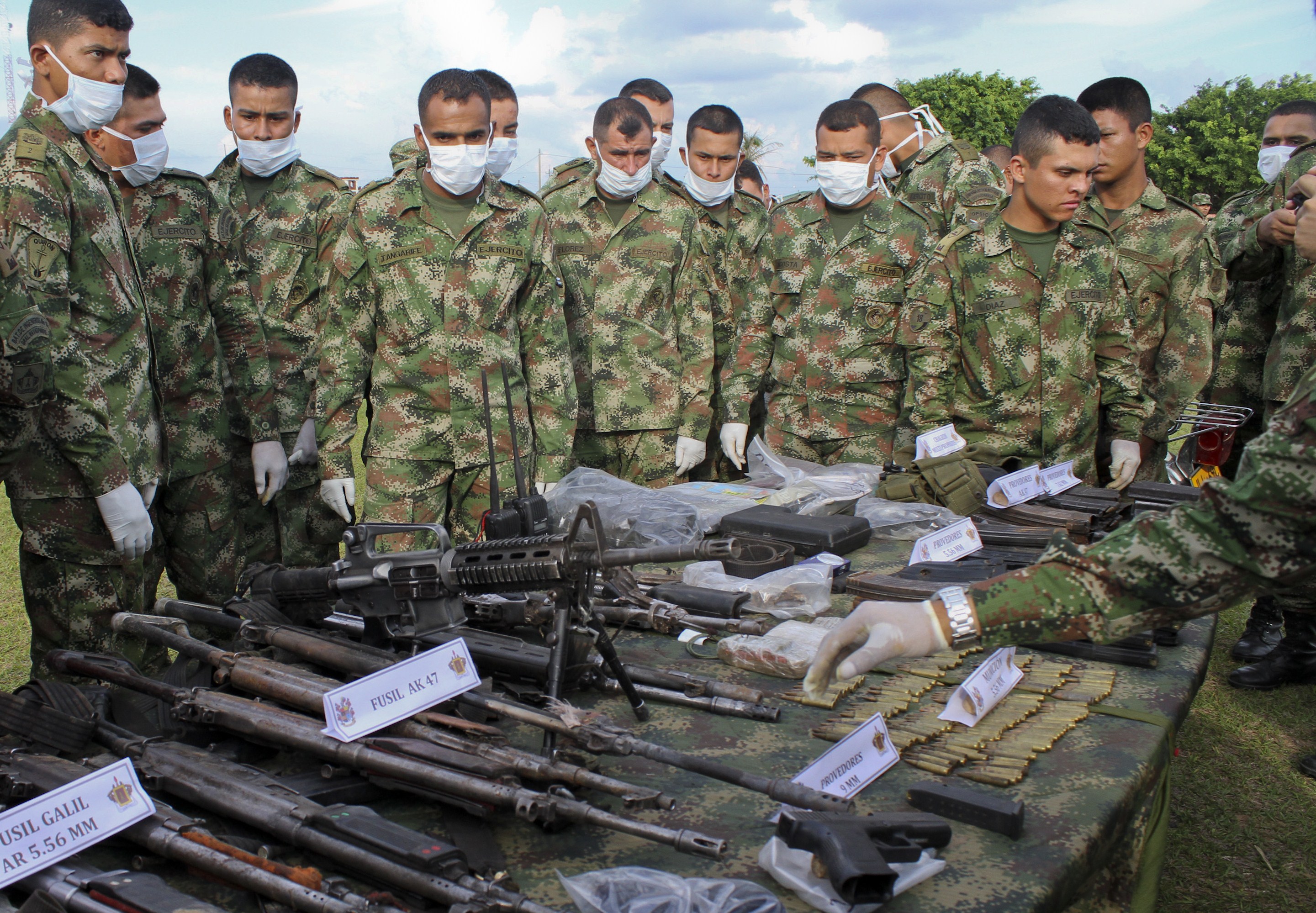 Soldados colombianos, ante armas confiscadas al ELN en el departamento de Tame Arauca