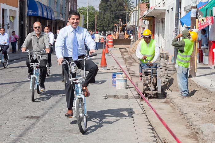El alcalde de Puebla, Eduardo Rivera, supervisó trabajos en el Centro Histórico.
