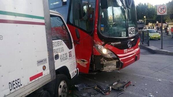 El choque del Metrobús dejó un saldo de dos personas lesionadas.