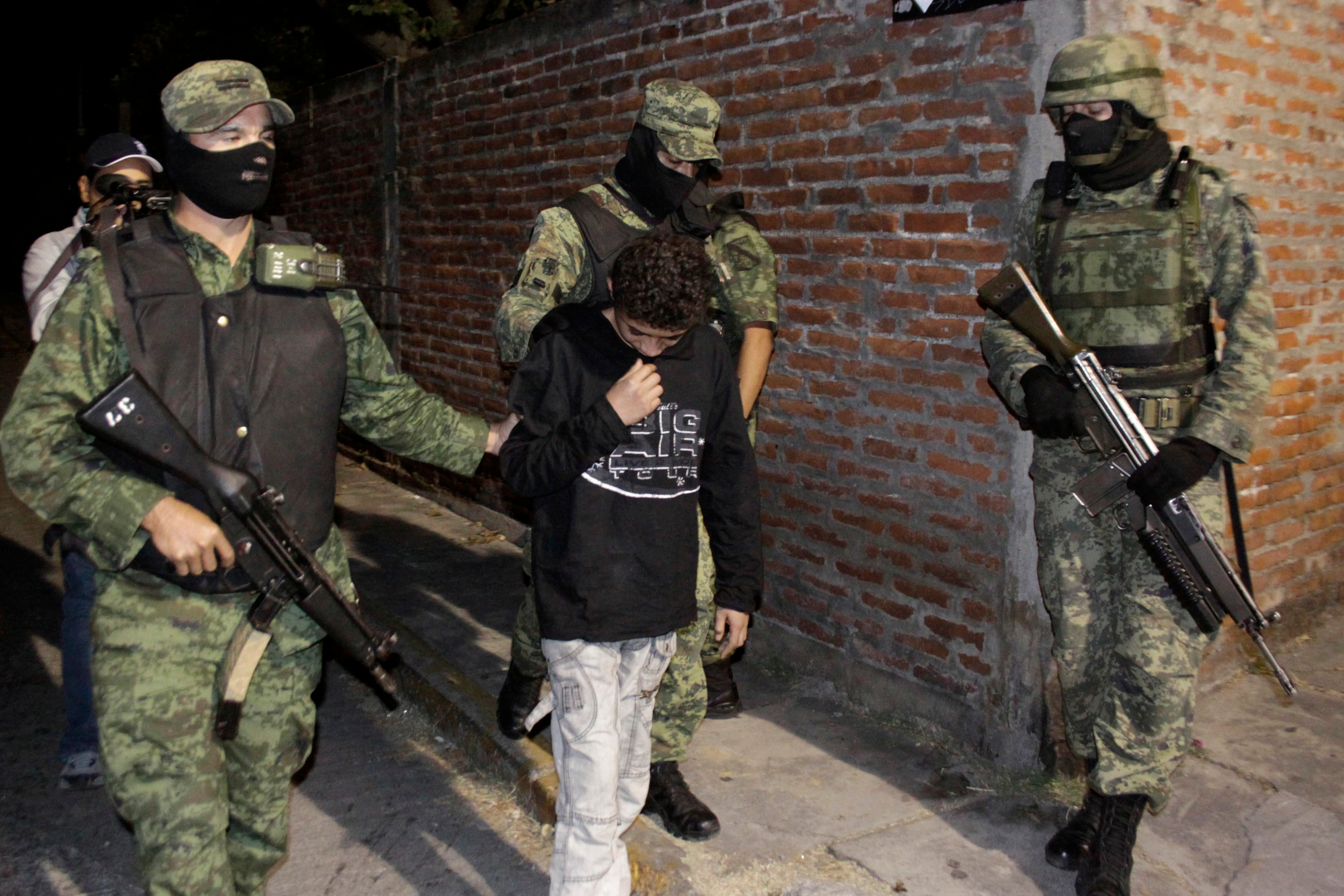 Flanqueado por militares y frente a cámaras y grabadoras, El Ponchis confesó haber matado a cuatro personas, a las que decapitó.