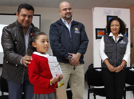 Jaime Galindo entregó los premios y reconocimientos a participantes.