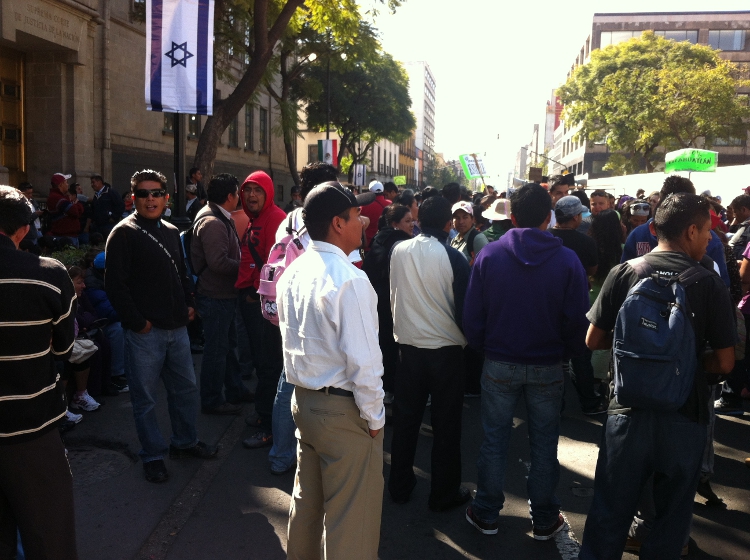 La CNTE protesta frente al Senado de la República