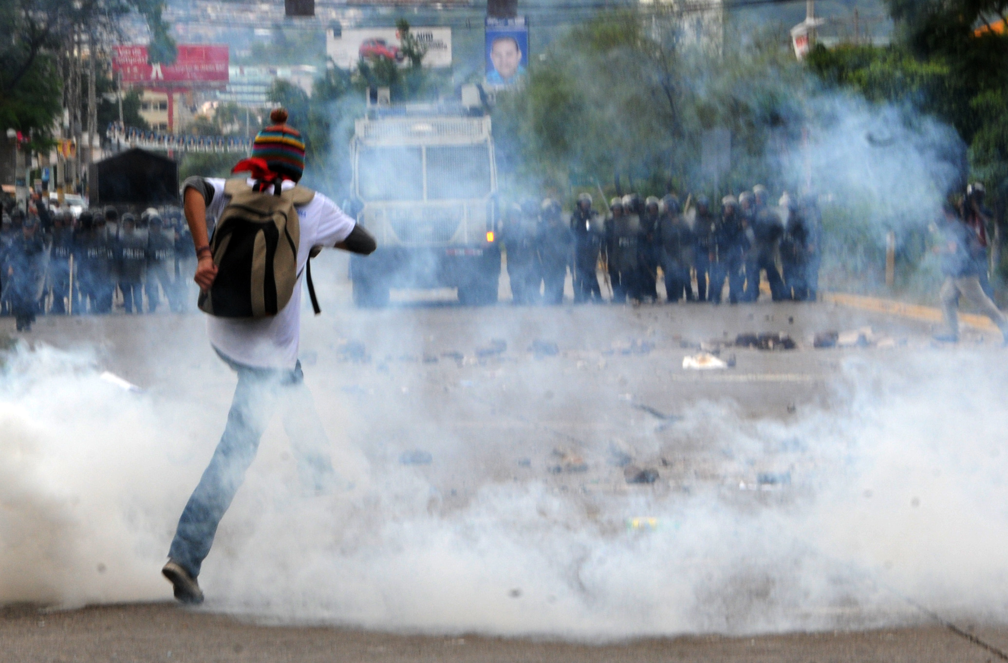 Un seguidor de Xiomara Castro desafía al gas lacrimógeno ante los policías desplegados en Tegucigalpa