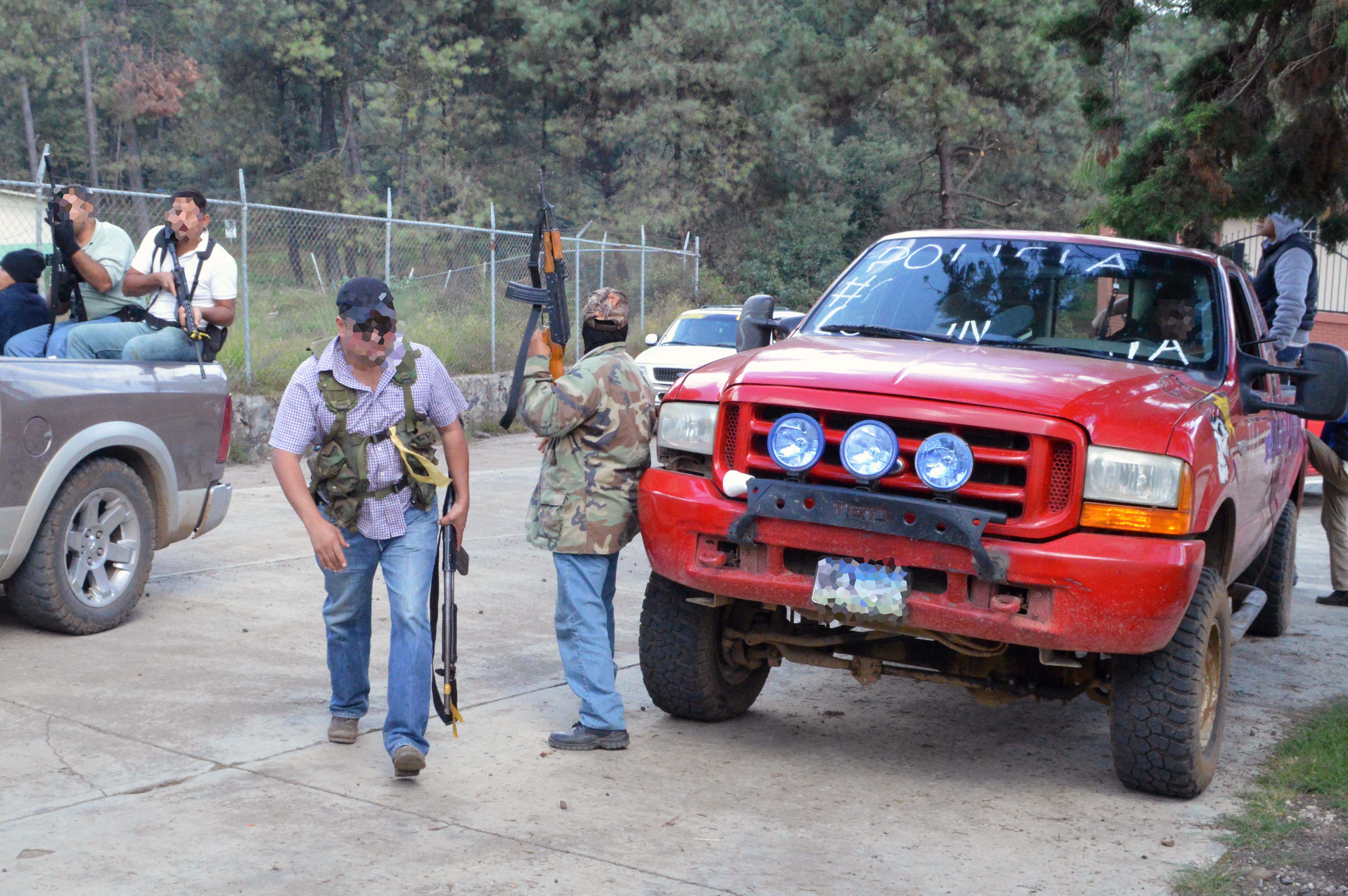 Los autodefensas han instalado barricadas para colocar filtros de revisión, informaron fuentes.