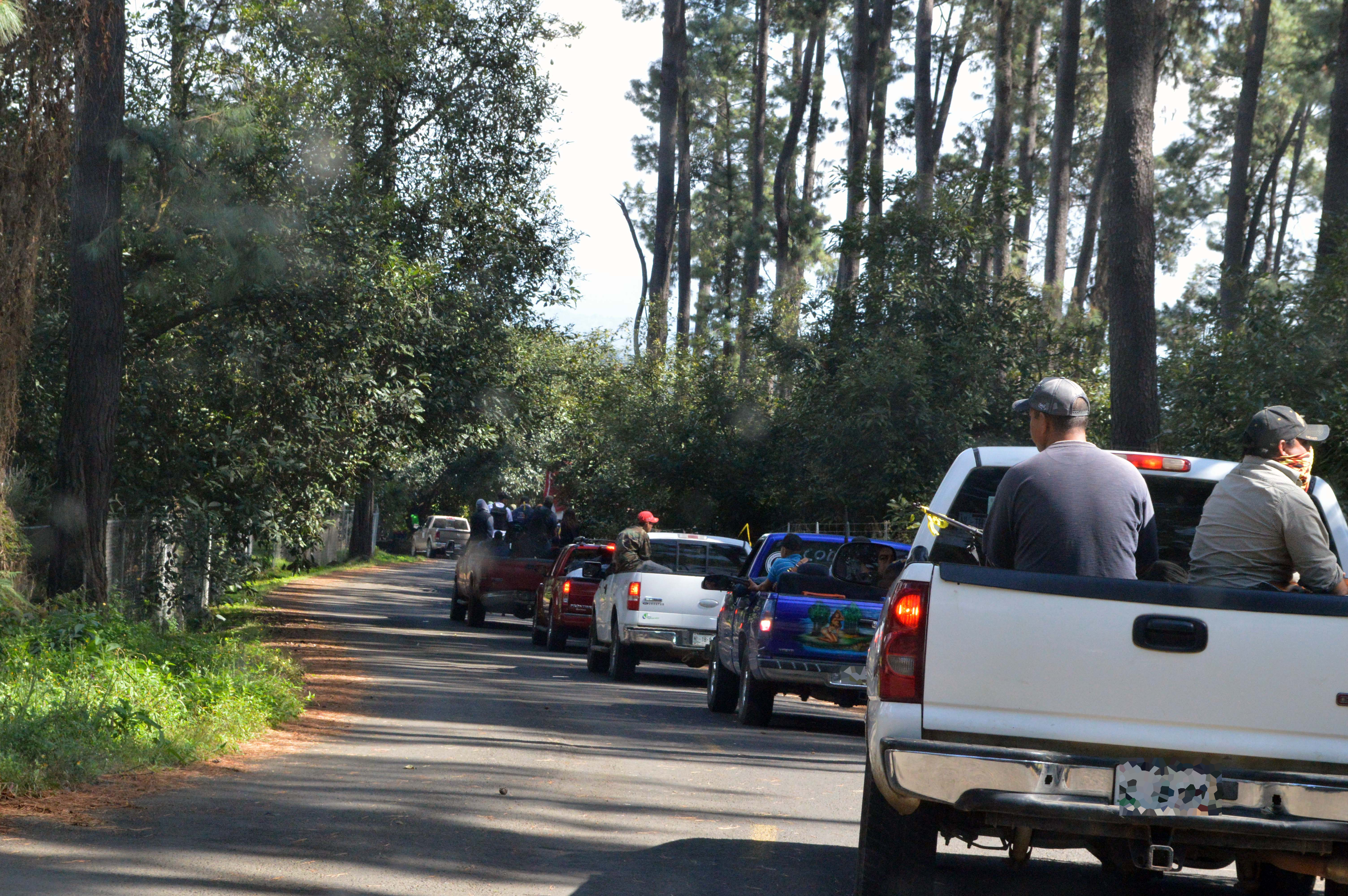 Los autodefensas llegaron a Acahuato a bordo de unas 300 camionetas, dijo una fuente del Gobierno Michoacano