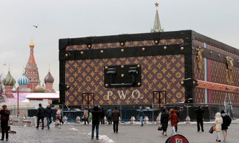 El baúl fue colocado en la plaza, al fondo se ve la Catedral St. Basil y la Torre Spasskaya 