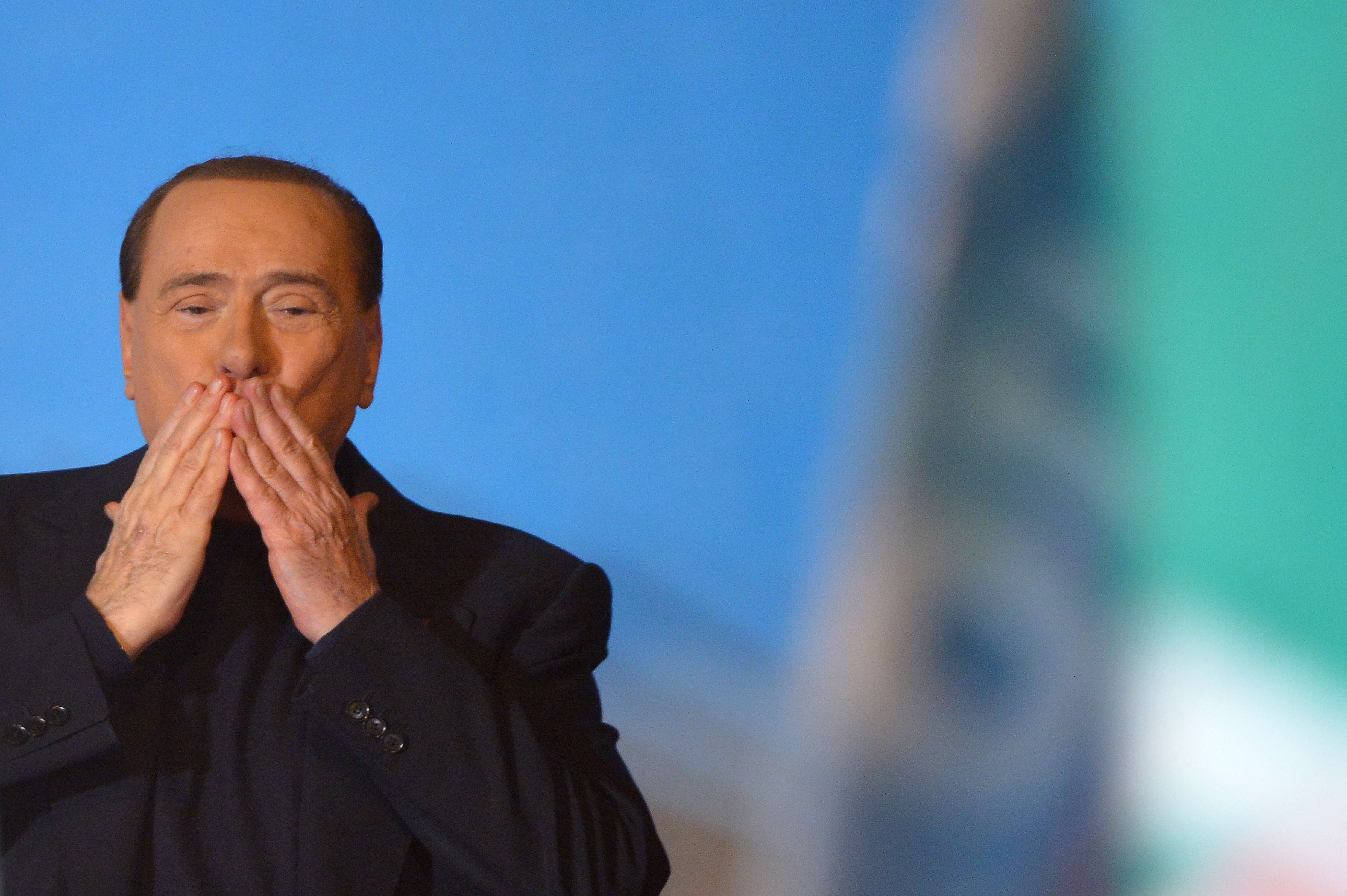 Berlusconi manda un beso a sus seguidores tras su discurso en su residencia privada, el Palazzo Grazioli, en Roma